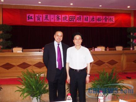 赛捷软件中国区总裁周强(左)与南京红宝丽股份有限公司董事长芮敬功合影