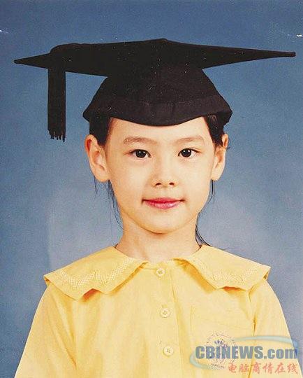 幼年时期的梁洛施